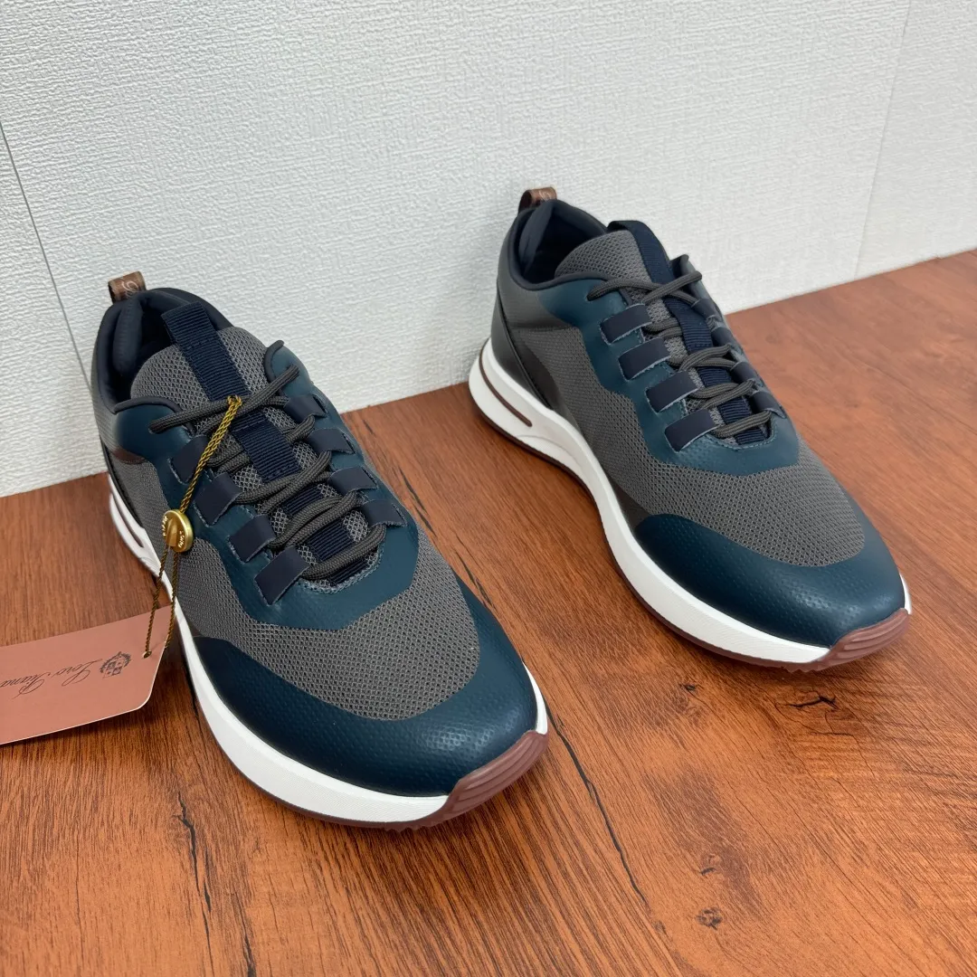 Batch 760 Loro Piana mesh cowhide stitching casual sports men's shoes LP jogging shoes OEM original soles feel free to enter the counter! This casual shoe is knitted from Wind fiber, giving it a unique three-dimensional effect. The unique silhouette narrows slightly at the midsection and is embellished with nappa leather details. The lightweight rubber sole and studs on the edge enhance traction and stability, and functional details full of modern aesthetics add a sporty style to the shoe. The upper uses a hot-melt edge-sealing process. The lightweight technical material of the Kummel-colored rubber outsole is inlaid with cushioning pads on the inside of the sole to distribute the weight more evenly and reduce the load during walking. The leather eyelets are directly set on the upper fixed to the sole to ensure stability. The rear is equipped with cushioning pads to improve wearing comfort. The full package of the counter comes with a shoelace insole. Multiple colors available! Fabric: 100% nylon Decoration: 100% cow leather Accessories: 100% polyurethane Size: 39-40-41-42-43-44 Standard leather shoe size (38/45 can be customized and returns and exchanges are not supported) Item number: FAM1718 gray blue